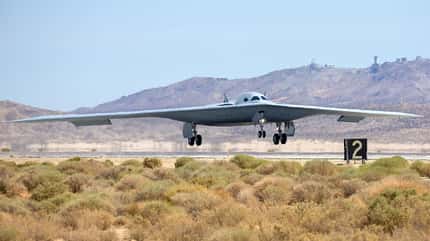 Northrop Grumman B-21 Raider vor dem Aufsetzen auf Landebahn