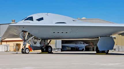 Northrop Grumman B-21 Raider am Boden mit zweiter Maschine im Hintergrund