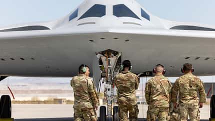 Northrop Grumman, B-21, Raider Northrop Grumman B-21 Raider von vorne mit Technikern