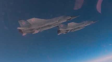 MiG-31K mit Kinschal-Hyperschallraketen über der Barentssee