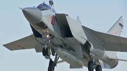 Mikojan MiG-31, Mikojan-Gurewitsch MiG-31, Abfangjäger, Russisches Verteidigungsministerium, Hyperschall-Lenkwaffe Kinschal MiG-31K beim Start in Achtubinsk mit Hyperschall-Lenkwaffe Kinschal