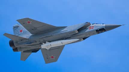 Mikojan MiG-31, Mikojan-Gurewitsch MiG-31, Abfangjäger, Russisches Verteidigungsministerium, Hyperschall-Lenkwaffe Kinschal MiG-31K im Flug mit Hyperschall-Lenkwaffe Kinschal am 9. Mai 2018