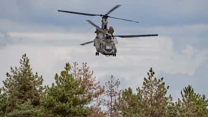 CH-47F Chinook bei Brownout-Landeübung nahe Eindhoven.