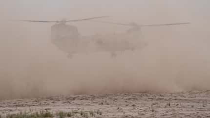 CH-47F Chinook bei Brownout-Landeübung nahe Eindhoven.