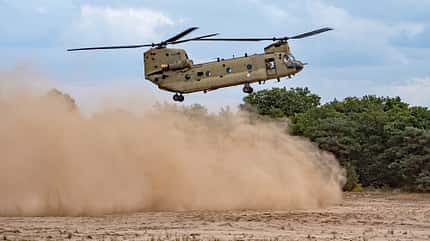 CH-47F Chinook bei Brownout-Landeübung nahe Eindhoven.