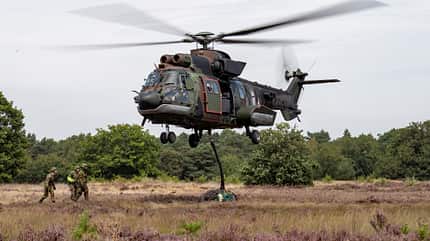 Cougar-Hubschrauber beim Flugtraining in der Heide nahe Eindhoven.