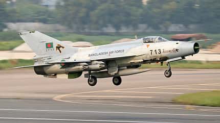 Chengdu F-7 der Luftwaffe von Bangladesch beim Start.