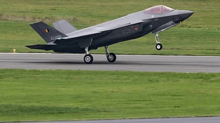 Belgiens erste F-35A Lightning II landet im Land auf dem Luftwaffenstützpunkt Florennes. Belgiens erste F-35A Lightning II landet im Land auf dem Luftwaffenstützpunkt Florennes.