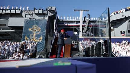 USS Truman, Trump, US Navy US-Präsident Trump spricht auf dem Flugzeugträger USS Truman