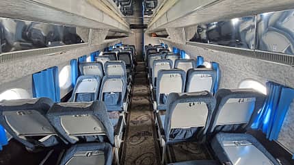 Flugzeug, Innenraum, Sitze, Passagierkabine, Fenster Innenraum eines Passagierflugzeugs mit mehreren Sitzreihen und Fenstern.