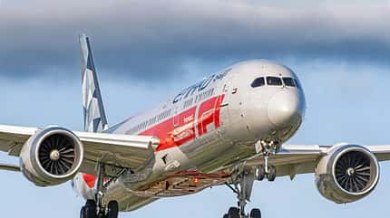 Flugzeug, Etihad Airways, Boeing 787, Luftfahrt, Formel 1, Landeanflug Ein Passagierflugzeug (Boeing 787) der Fluggesellschaft Etihad Airways im Landeanflug. Das Flugzeug trägt eine spezielle Formel-1-Lackierung.