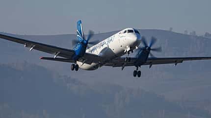 Russisches Regionalflugzeug Il-14-300 im Altai-Gebirge und in Baikonur.