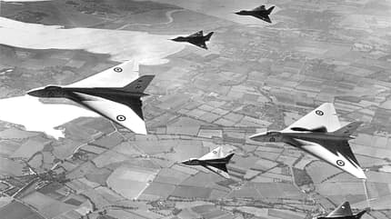 Avro, Avro 707, Deltatestflugzeug, Testflugzeug, Deltaflügel, Avro 707A, Avro 707B, Avro 707C, Royal Air Force, Vulcan Bomber Zwei 707A, die 707B und die 707C in Formation mit zwei Vulcan-Prototypen
