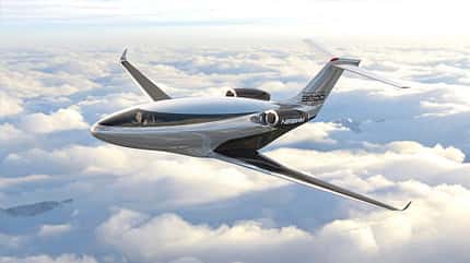 Flugzeug, Luftfahrt, Phantom 3500, Himmel, Wolken, Technologie Ein modernes, futuristisches Flugzeug fliegt über den Wolken. Das Flugzeug hat ein elegantes, aerodynamisches Design und trägt die Aufschrift 'Phantom 3500'.