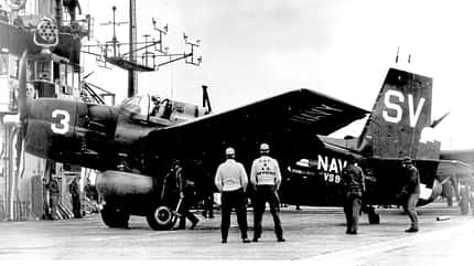 Grumman AF Guardian auf einem Flugzeugträger mit Bodencrew