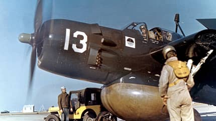 Pilot sitzt in seiner Grumman AF Guardian mit sichtbarem  APS-20-Radar