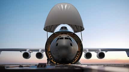 Rendering Radia WindRunner als Militärfrachter mit offenem Bug und geladener C-17 Sektion