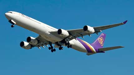 Thai Airways Das Flugzeug war zwischen dem 29. Oktober 2008 und dem 29. März 2015 bei Thai Airways im Einsatz und ist nun eines von vier Exemplaren seiner Art, die von Hua An Aviation Parts Co. Ltd. erworben wurden.