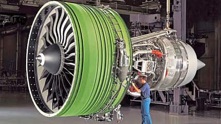 Triebwerkspylon, GE90 Triebwerk mit Monteur in Montagehalle