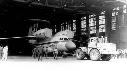 Flugzeug wird aus Halle gezogen