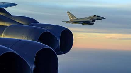 Eurofighter-Jäger im Flug aus B-52 fotografiert mit Triebwerken im Vordergrund