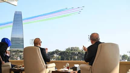 Kampfflugzeuge fliegen bei blauem Himmel über Baku.