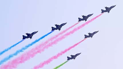 Bei der Parade folgten den JF-17 fünf F-16 der türkischen Luftwaffe, fünf aserbaidschanische Su-25 sowie sieben weitere Su-25, die mit farbigem Rauch die aserbaidschanische Flagge symbolisierten.