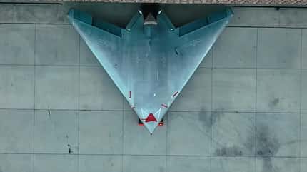 GJ-11, Scharfes Schwert, Geheimnisvoller Drache, China Ein chinesischer Nurflügler wird aus einem Hangar gerollt.