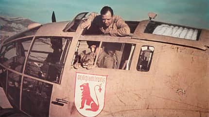 Tarnung, Kampfflugzeug, Zweiter Weltkrieg, Tarnschema, Deutsche Luftwaffe, Heinkel He 111 H, Löwen-Geschwader KG 26, Wüstentarnanstrich Kolorierte Aufnahme einer Heinkel He 111 H des Löwen-Geschwaders KG 26