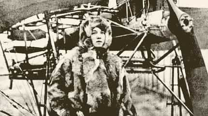 Luftfahrtpionierin Melli Beese vor ihrem Flugzeug "Rumpler-Taube" am 27. Juli 1911