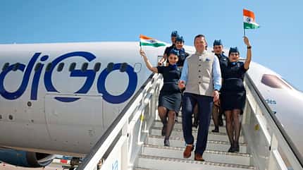 IndiGo CEO Pieter Elbers steigt nach dem ersten Flug nach Amsterdam aus dem Flugzeug