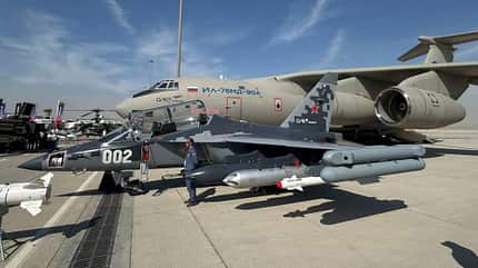 Jak-130, Dubai Airshow Eine modernisierte Jak-130 steht auf einem Flugfeld bei der Dubai Airshow.