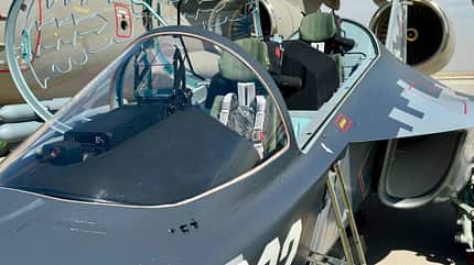 Jak-130, Dubai Airshow Nahaufnahme des Cockpits einer modernisierten Jak-130 in Dubai.