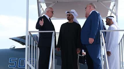 Su.57, Dubai, Emirati Der Präsident der Emirate erhält eine private Tour der Su-57 in Dubai.