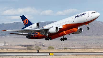 Eine zum Löschbomber umgebaute DC-10 von 10 Tanker beim Start. 