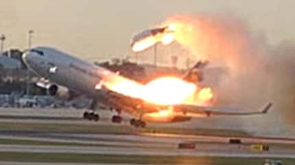 MD-11F verliert Triebwerk beim Start und stürzt ab.