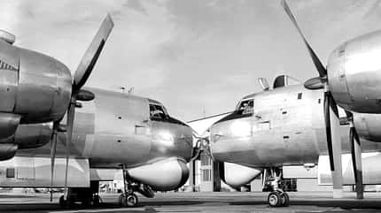 Vergleich der Fairchild CL-28 / CP-107 Argus Versionen, links eine Mk. I mit klobigem Radom, rechts eine Mk. II mit dem ASV-21