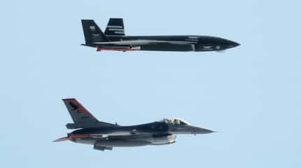 Türkische Stealth-Drohne Kizilelma fliegt gegen F-16.