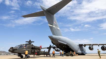 Hubschrauber wird aus Transporter entladen