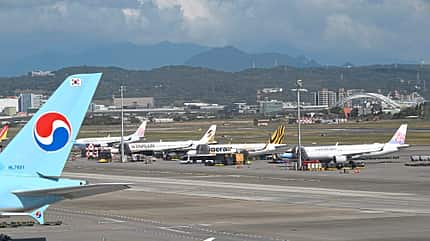 Taipeh, Vietnam, Airport, Taoyuan International Airport, TTY, RCTP, Jumbo, Frachter, Boeing 747 Verschiedene Flugzeuge auf dem Vorfeld des Taoyuan International Airport
