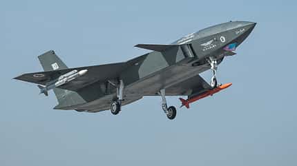 Baykar, Bayraktar, Kizilelma, Türkei, Stealth, BVR, Aselsan Stealth-Drohne Kizilelma aus der Türkei schießt Zieldrohne ab - mit radargelenkter Rakete.