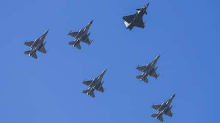 Baykar, Bayraktar, Kizilelma, Türkei, Stealth, BVR, Aselsan Stealth-Drohne Kizilelma aus der Türkei schießt Zieldrohne ab - mit radargelenkter Rakete.