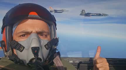 Baykar, Bayraktar, Kizilelma, Türkei, Stealth, BVR, Aselsan Stealth-Drohne Kizilelma aus der Türkei schießt Zieldrohne ab - mit radargelenkter Rakete.