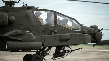 Detailaufnahme Bug einer AH-64E Apache mit Bordkanone