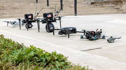 FPV, Drohnen, USA FPV-Drohnen nebeneinander auf dem Boden