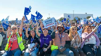 Boeing, Charleston, Endmontage, Mitarbeiter, Factory, Boeing 787, Fertigung, Charleston International Airport Jubelnde Boeing Mitarbeiter mit "Boeing backs America"-Schildern