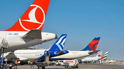 Athen International Airport, ATH, Griechenland, Flughafen Athen, AIA Aufgereihte Flugzeugen von Turkish Airlines, Aegean Airlines, Delta, Air Canada und Emirates am Flughafen Athen