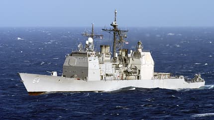 Der Kreuzer USS Gettysburg der US Navy (CG-64) auf hoher See. 