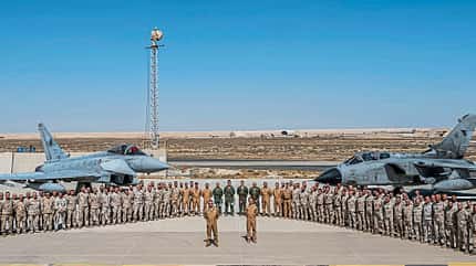 Mitglieder der italienischen Luftwaffe in Kuwait aufgereiht vor einem Tornado und Eurofighter