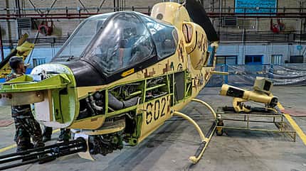 Eine iranische Bell AH-1J Cobra bei Modernisierungarbeiten